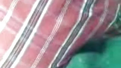 वह अपनी सेक्सी सेक्सी फिल्म चाहिए बहन को बाँधता है, उसकी चूत को छूता है और बिना कंडोम के उसे चोदता है