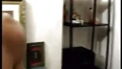वह पार्टी में जाता है, और उसका भाई उसे सेक्स फिल्म दिखाइए वीडियो (पीओवी दृश्य) चोदता है