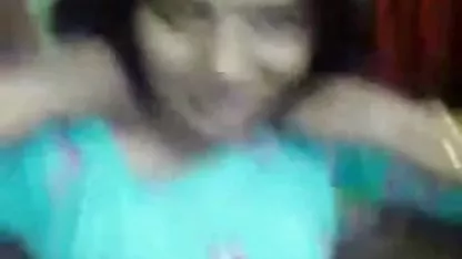 वह एक काले रंग की चुदाई करते सेक्सी फिल्म वीडियो भोजपुरी में हुए सेल्फी लेती है