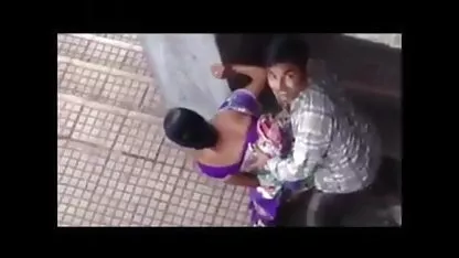 स्पैनिश कार द्वारा ले जाने के बदले में उसे अपनी अंग्रेजी फिल्म बीएफ सेक्सी चूत देती है