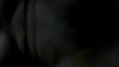 वह अपनी माँ के फूहड़ रिकॉर्ड करता है जबकि वह अपने चाचा के साथ हिंदी मूवी एचडी सेक्सी चुदाई करता है