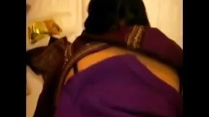 माँ अपने बेटे के हिंदी फिल्म सेक्सी फिल्म निर्माण का लाभ उठाती है