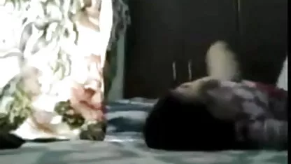 बेईमान पेरू अपने पति के दोस्त को सेक्स करने वाली फिल्म अपना गधा देती है