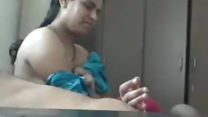 देखो तुम्हारी सास की चूत इंडियन एक्स मूवी कितनी गर्म है