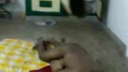 वह अपने दोस्त के अंदर भाग जाती है और उसे गर्भवती सेक्सी में इंग्लिश पिक्चर छोड़ देती है
