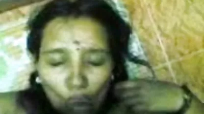 उसकी चचेरी बहन को कमरे में सेक्सी फिल्म दिखाएं हिंदी चोदना