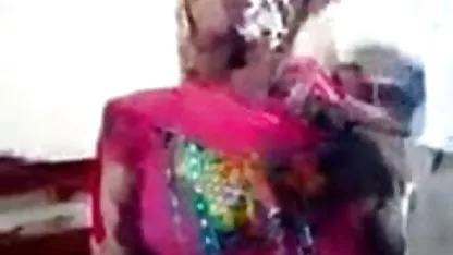 अतिरिक्त सेक्स मूवी इंग्लिश फिल्म मैड्रिड रेडियो के शौकिया फूहड़ टॉर्बे को अपनी चूत बेचता है