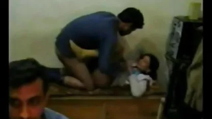 निराश पिता अपनी मासूम सेक्सी हिंदी पिक्चर फिल्म छोटी बेटी का बचाव करता है