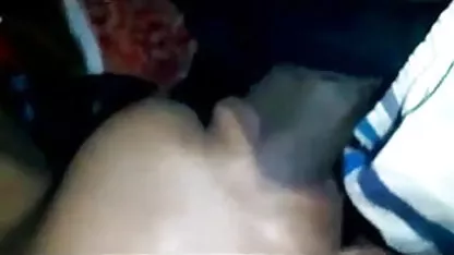 दो गोरे लोग अपने बड़े भाई के लंड पर हाथ फेरते हैं फिल्म भेजो सेक्सी