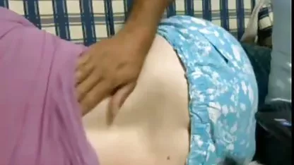 अपने पिता के साथ फोन सेक्सी फिल्म एचडी में पर बात करते हुए डिक चूसता है