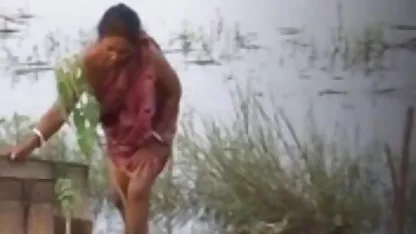 वह अपनी बेटी को अपनी पत्नी के बिस्तर में चोदता है हिंदी सेक्सी फिल्म दिखाइए