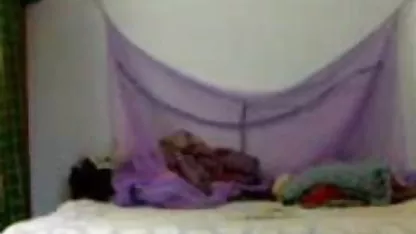 उसके दोस्त की चूत अंग्रेजी फिल्म ब्लू सेक्सी को गर्म दूध से भर दो