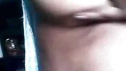 सुग्रीव नलगोना को उसके दामाद द्वारा सेक्सी फिल्म का वीडियो दिखाएं पकड़ा जाता है जबकि वह सोता है