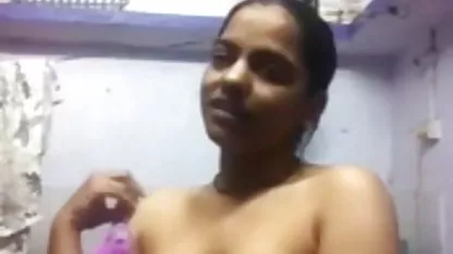 लैटिना कुतिया गड़बड़ होने पर परिवार के सदस्य के साथ फोन पर बात करती है एचडी सेक्सी फिल्म