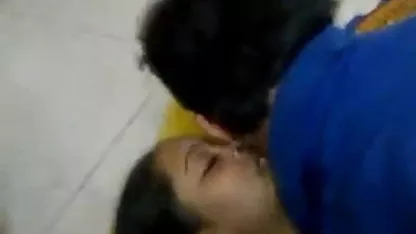 वो अपने भाई के लंड को अंदर से सेक्सी हिंदी मूवी वीडियो सहलाती थी
