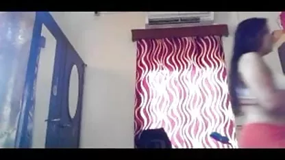 नुमाइश कार से मुर्गा दिखाता है हिंदी की सेक्सी मूवी और वह ऊपर जाता है