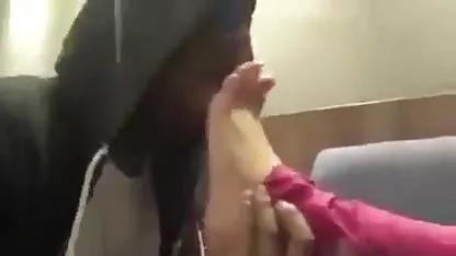 भाई अपनी सोती सेक्सी मूवी देखने के लिए हुई बहन का बलात्कार करता है