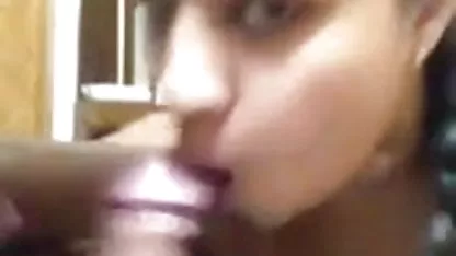 बस्ट नीचे से अपने हॉट सेक्सी मूवी लिंग को डालने के लिए कहती है
