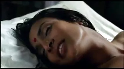 वह सेक्सी फिल्म भेजो वीडियो अपना पजामा नीचे करती है, अपनी चूत खोलती है और उसे चोदती है