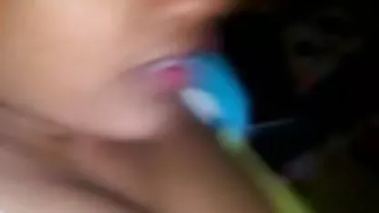 यह श्यामला पड़ोसी के हिंदी पिक्चर में सेक्सी बेटे को चोदता है