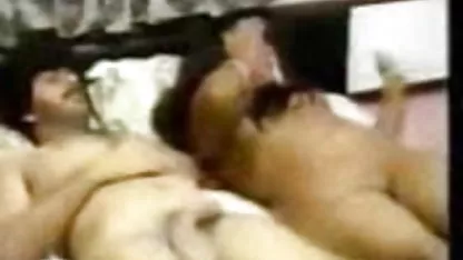 अपनी मां के साथ सोते हुए एक पीड़ित एक्स एक्स एक्स हिंदी पिक्चर को पीड़ित करता है