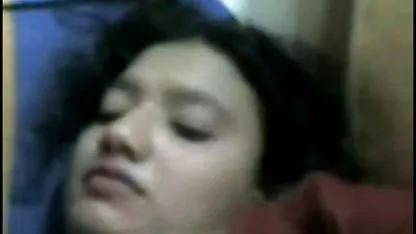 एशियाई आदमी मरोड़ते हुए हॉट फिल्म सेक्सी