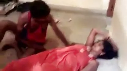 उसका प्रेमी उसे अंदर सेक्सी फिल्म दिखाएं हिंदी दूध प्राप्त करने के लिए कहता है