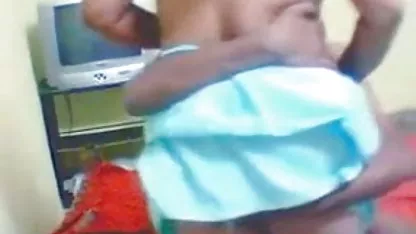 वह ब्लू सेक्सी इंग्लिश पिक्चर अपने शराबी भाई को उसकी गुलाबी चूत को चोदने के लिए मना लेता है