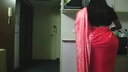 अनुभव के बिना लड़की एक अच्छी फूहड़ की सेक्सी फिल्म देखने वाली तरह बकवास करना सीखती है