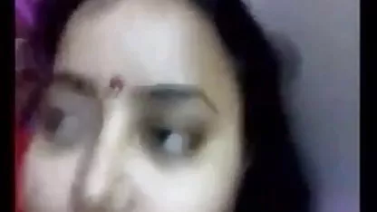 वह अपनी प्रेमिका के स्तन चूसता है और फिर उसे गांड में चोदता है सेक्सी मूवी वीडियो में
