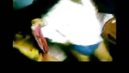 गोरा सेक्सी फिल्म हिंदी में वीडियो में अपने प्रेमी को एक handjob बनाता है