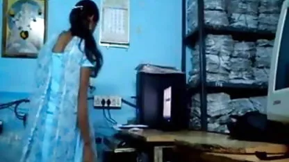 जवान लड़की ने अपनी मुंडा चूत को अंग्रेजी फिल्म ब्लू सेक्सी खोलना शुरू किया