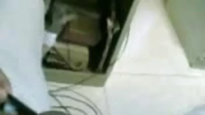 लैटिना नौकरानी सेनेटो को वीडियो में सेक्सी पिक्चर वीडियो में बहकाती है