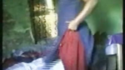 प्रेमी घूरता है जबकि उसकी लड़की अपने पिता को इंग्लिश फिल्म सेक्सी इंग्लिश चोदती है