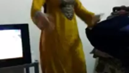 वह अपने वेश्या की हिंदी सेक्स पिक्चर गीली चूत को चोदता है और फिर उसकी गांड में लंड डालता है