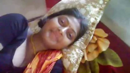 वह उसे चेहरे को कवर करते हुए उसे हिंदी में सेक्सी फिल्म गधे में चोदता है