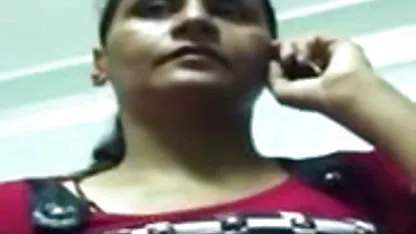 अपने लड़के के साथ सेक्सी वीडियो फिल्म देखने वाली सोफे पर रेडहेड