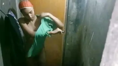 स्पेनिश युगल: वह हिंदी एक्स एक्स एक्स फिल्म एक अभिनेत्री और उसकी प्रेमिका को देखता है